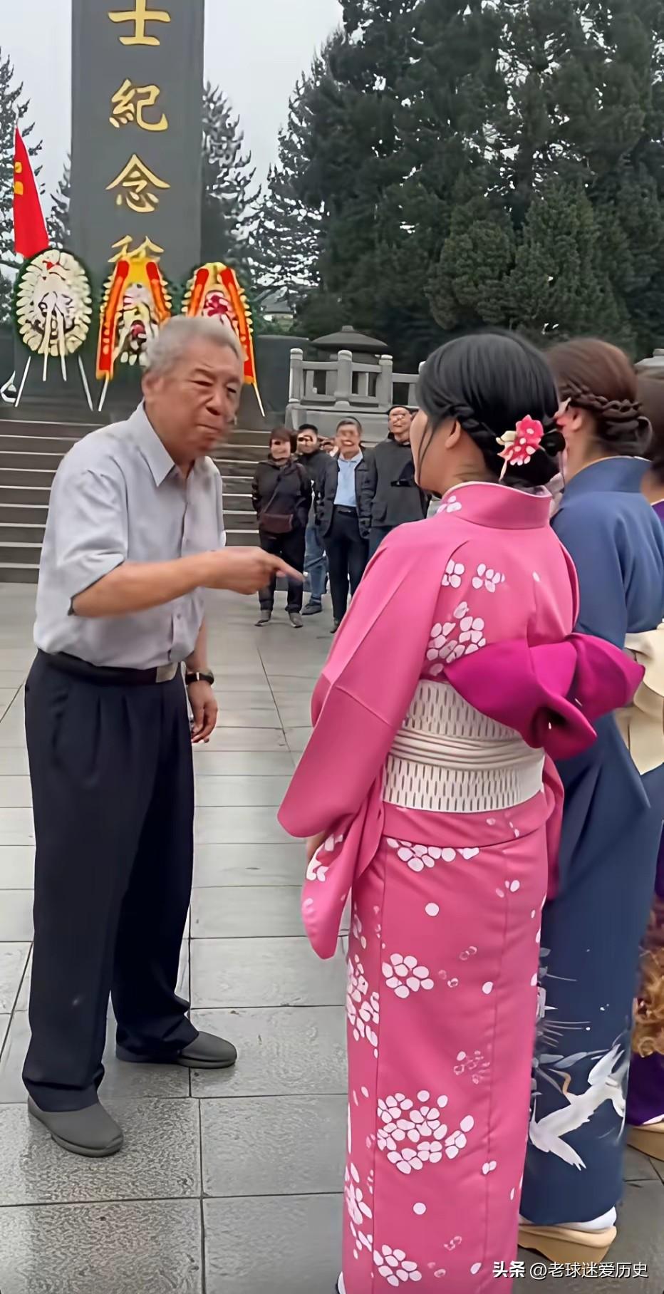 烈士陵园穿和服来打卡，这几个小仙女是脑子缺根弦么，难怪会被大爷训斥！