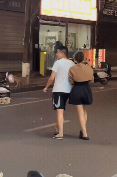 狗子都没吭声呢，你们俩倒先窜了！这下好了，被人家撵得跟滚筒洗衣机似的，连滚带爬，