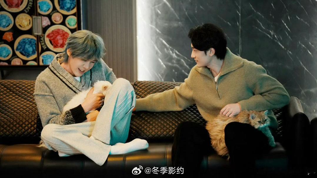 蓝嘴唇 温柔和偏执放一起就是我的菜，先锁死再说。 