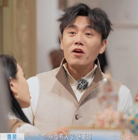 2026 年 4 月，户外旅行综艺录制过程里，嘉宾一行人来到当地街边纪念品商铺闲