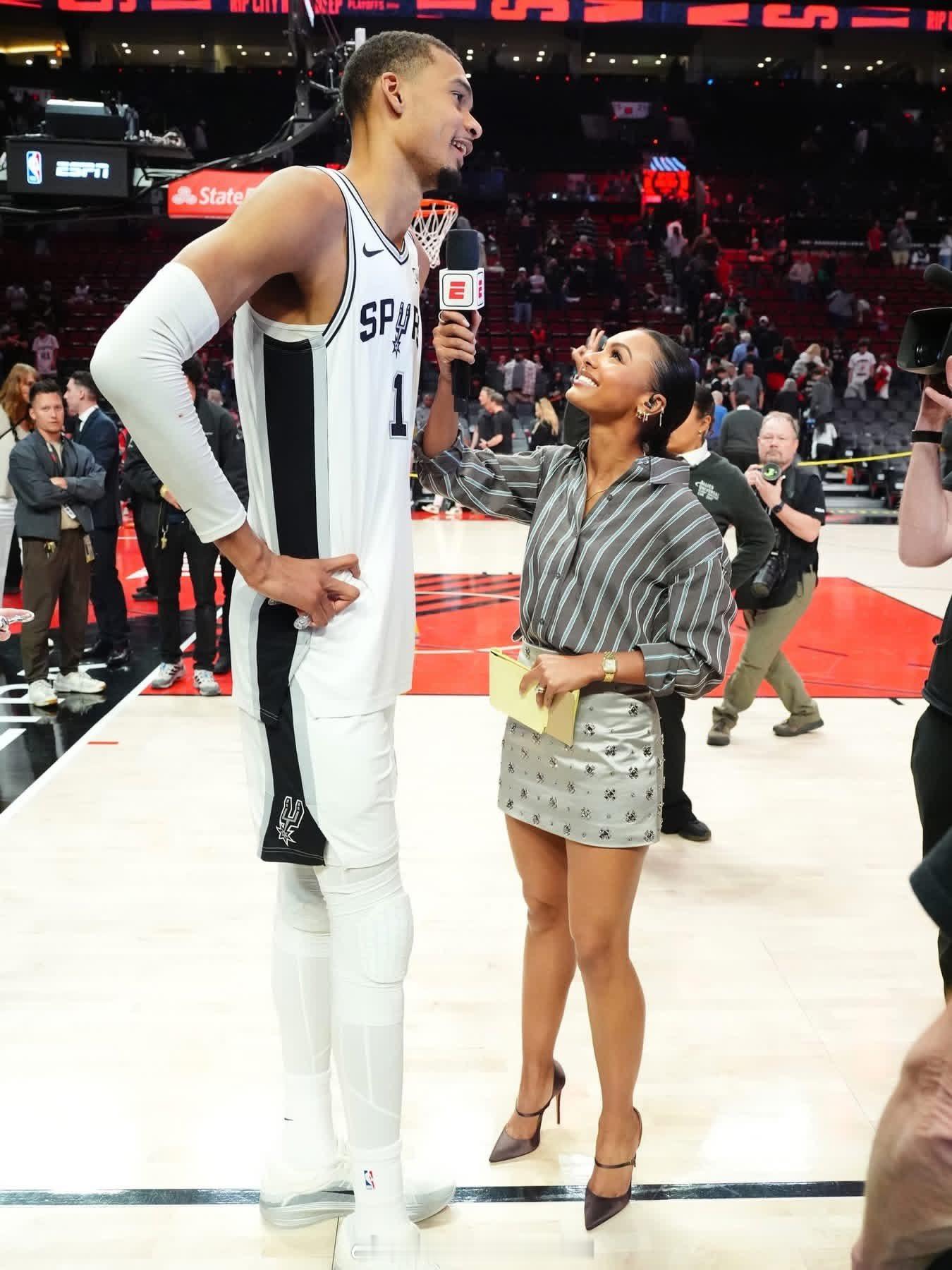 马利卡·安德鲁斯在马刺队获胜后采访温比和卡斯尔 