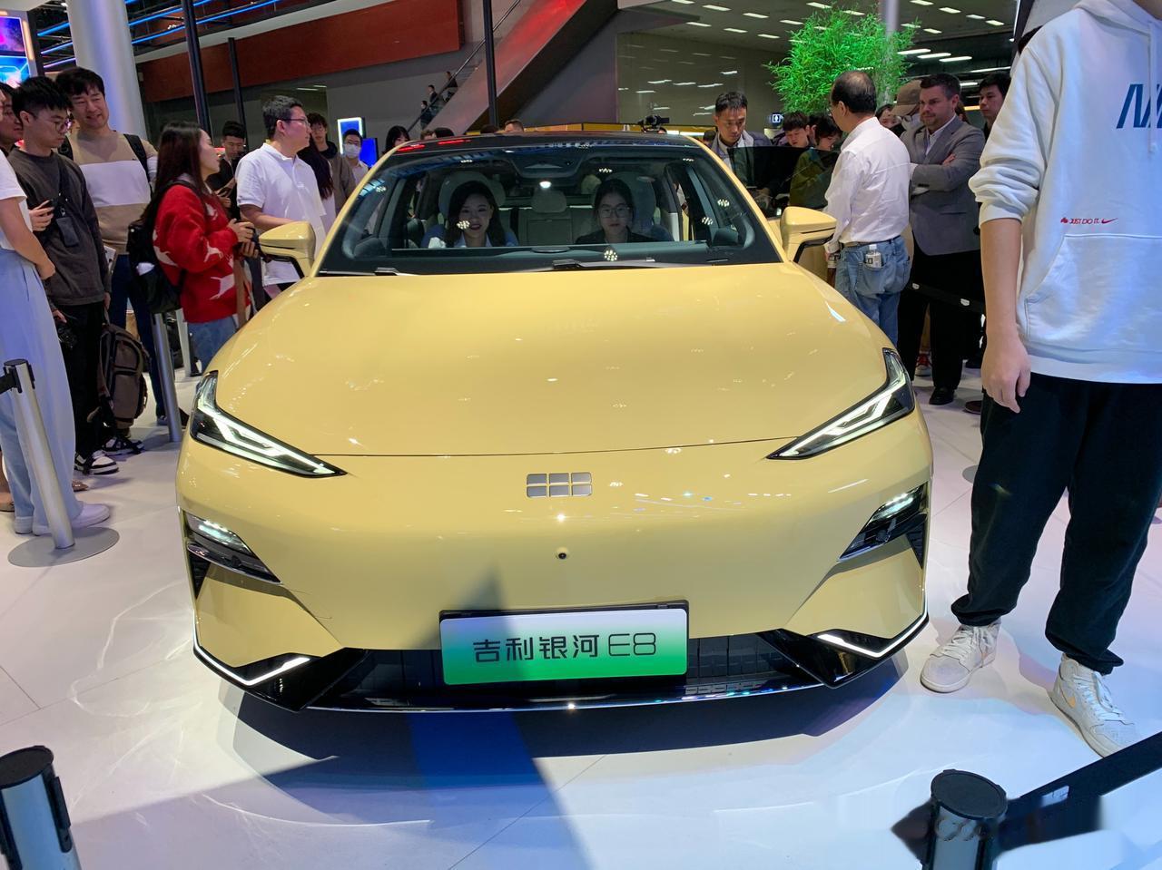 11月17日，2023广州车展开幕吉利银河带来了他的第三款E8车型。新车定位B级