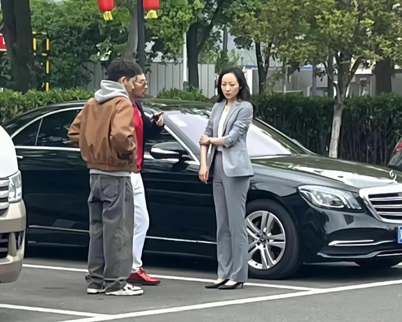 路人镜头下的韩雪，没有滤镜和美颜，身材绰约多姿，素颜脸像普通的中年妇女。
40岁