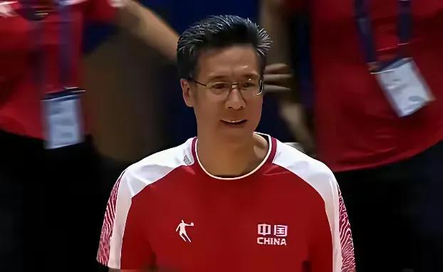 鲜明的对比一一
大运会中国女篮夺冠，为国争光；国人振奋、球迷庆祝、球队光彩！
大