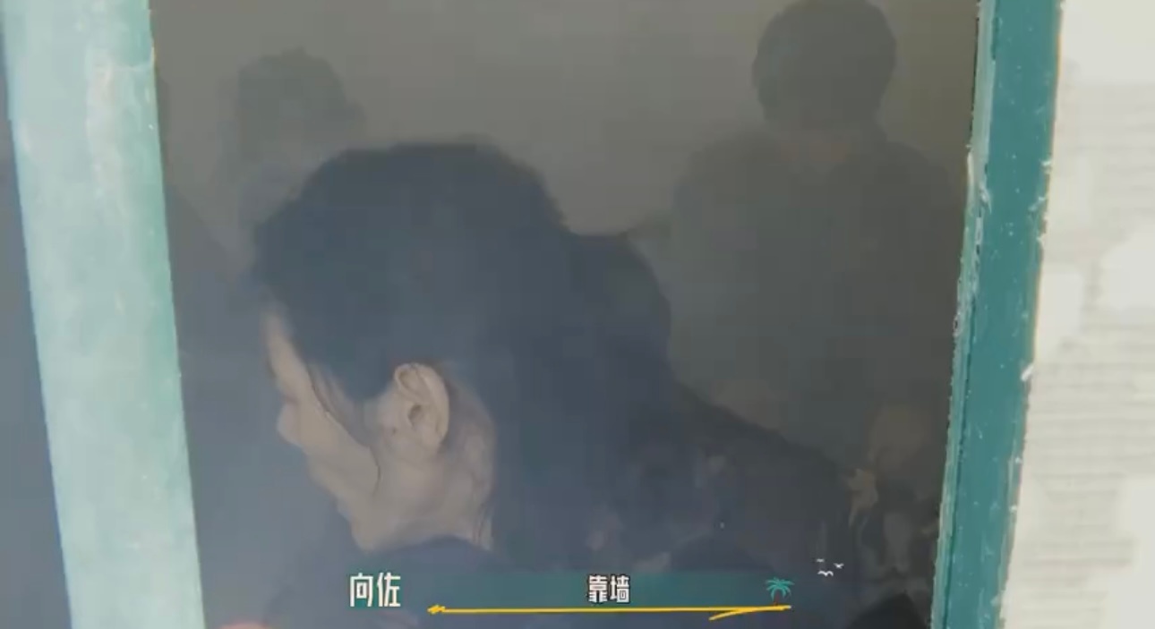 #严浩翔把全身重量踩在向佐胸口##严浩翔踩向佐胸口上#《这是我的岛》最新预告，躺