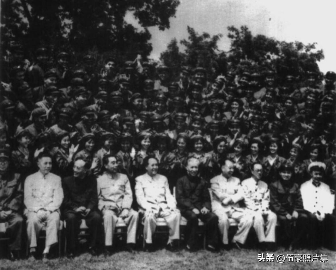 1959年6月10日，毛泽东、刘少奇、周恩来等接见参加全军第二次文艺会演的文艺工
