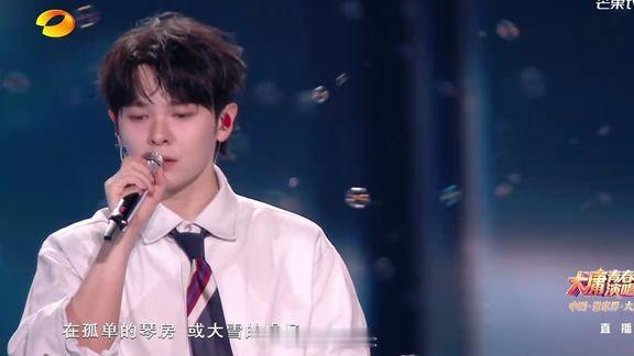 大庸青春芒果演唱会尤长靖的舞台直接惊艳全场，现场演唱《是你想成为的大人吗》全程状