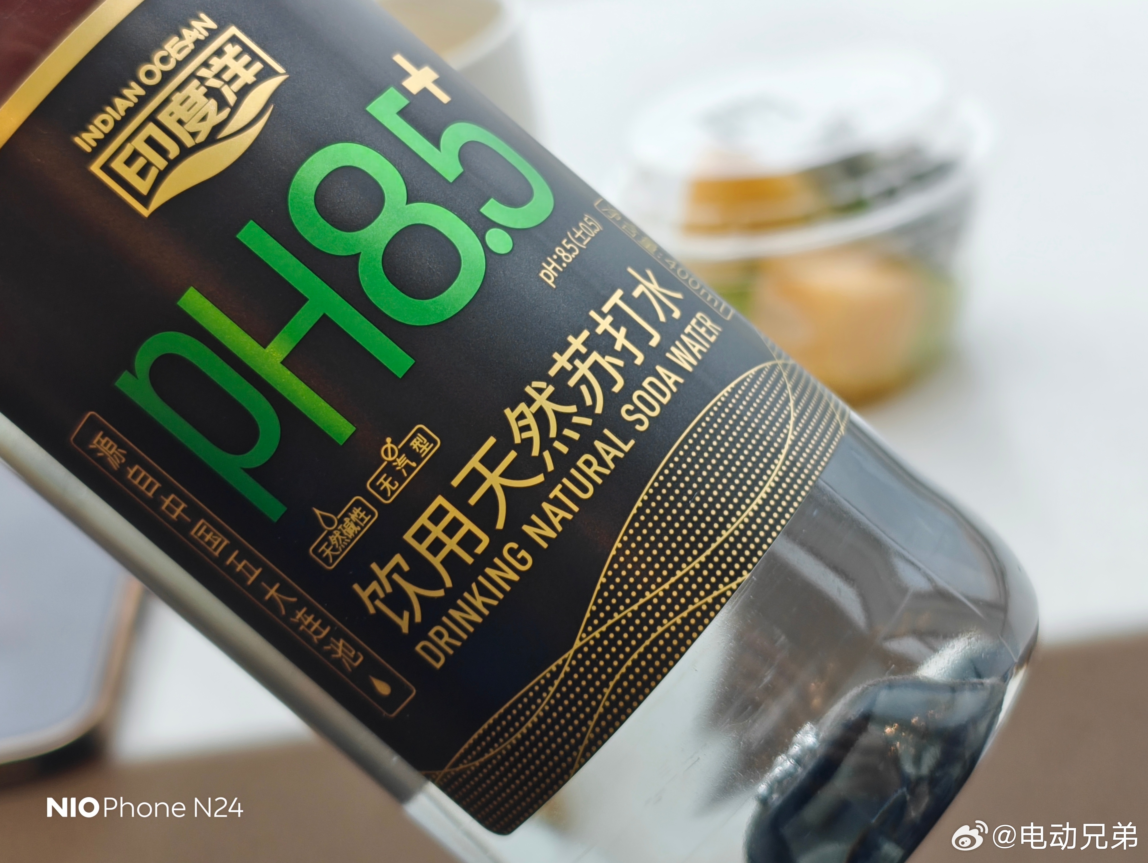 早起的鸟儿有虫吃，又是早起的一天。首都机场T2的东航贵宾厅有天然苏打水喝，比虹桥