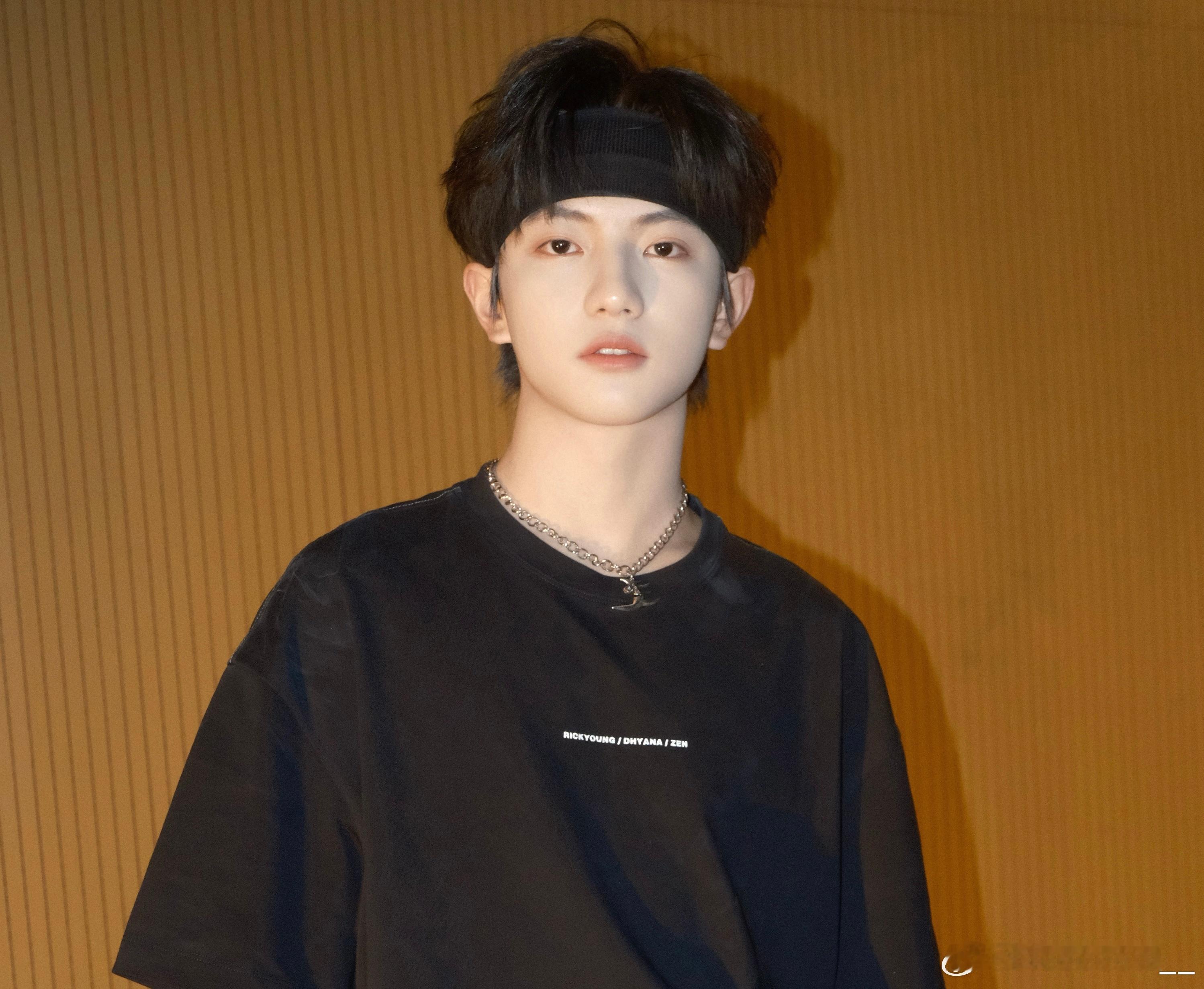 穆祉丞  全能艺人穆祉丞 🍊朝朝穆穆 希望你往后的日子里，漂亮的眼睛要流幸福的