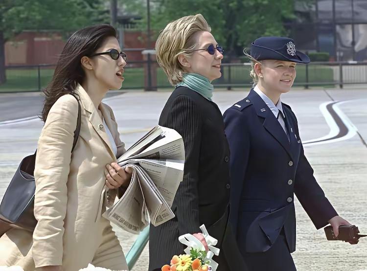 看这助理，就知希拉里不简单了！
希拉里的旁边，永远跟着一个漂亮的女助理，身材时尚