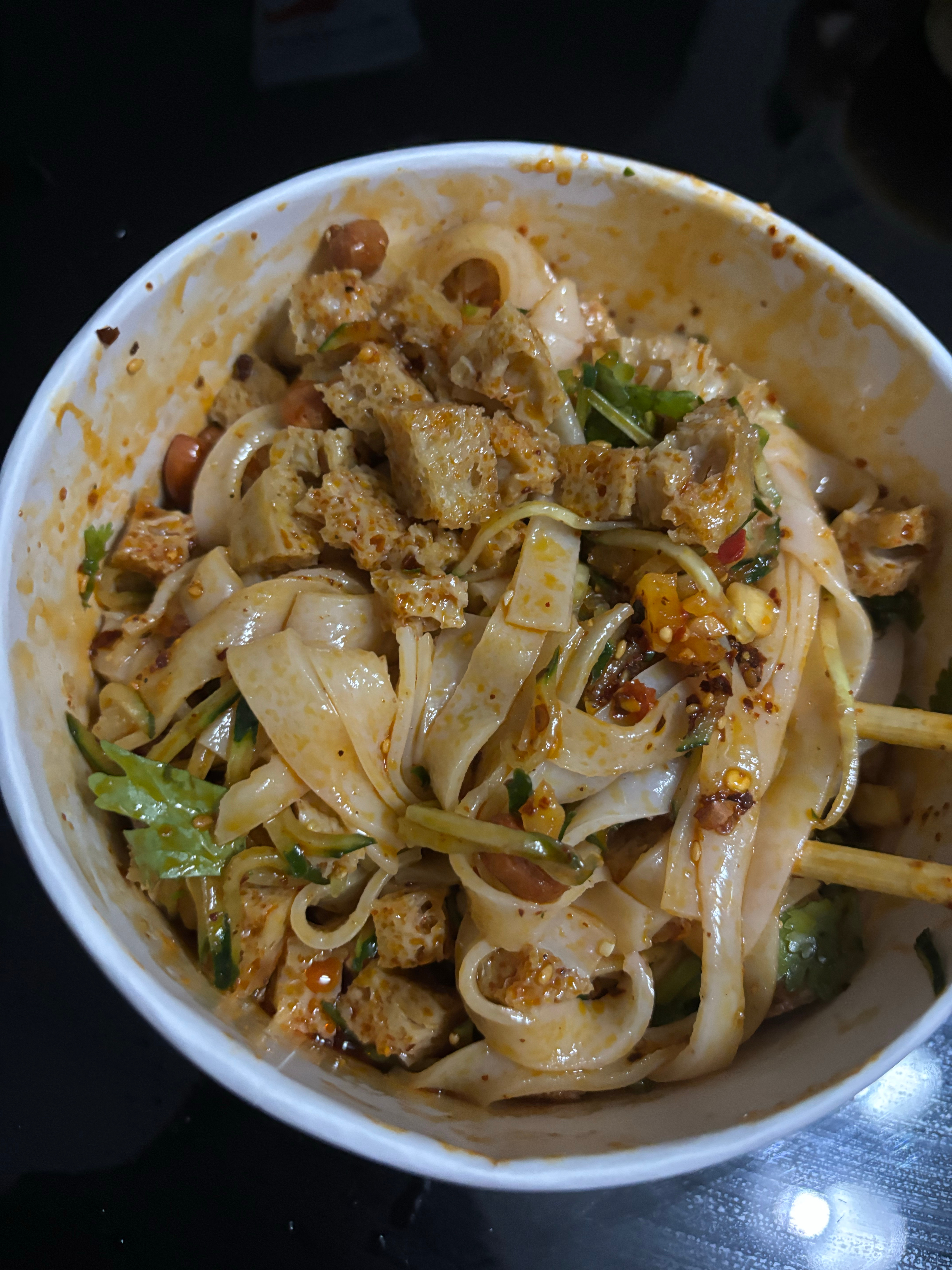 宵夜时间到～陕西凉皮 满满的面筋 满足