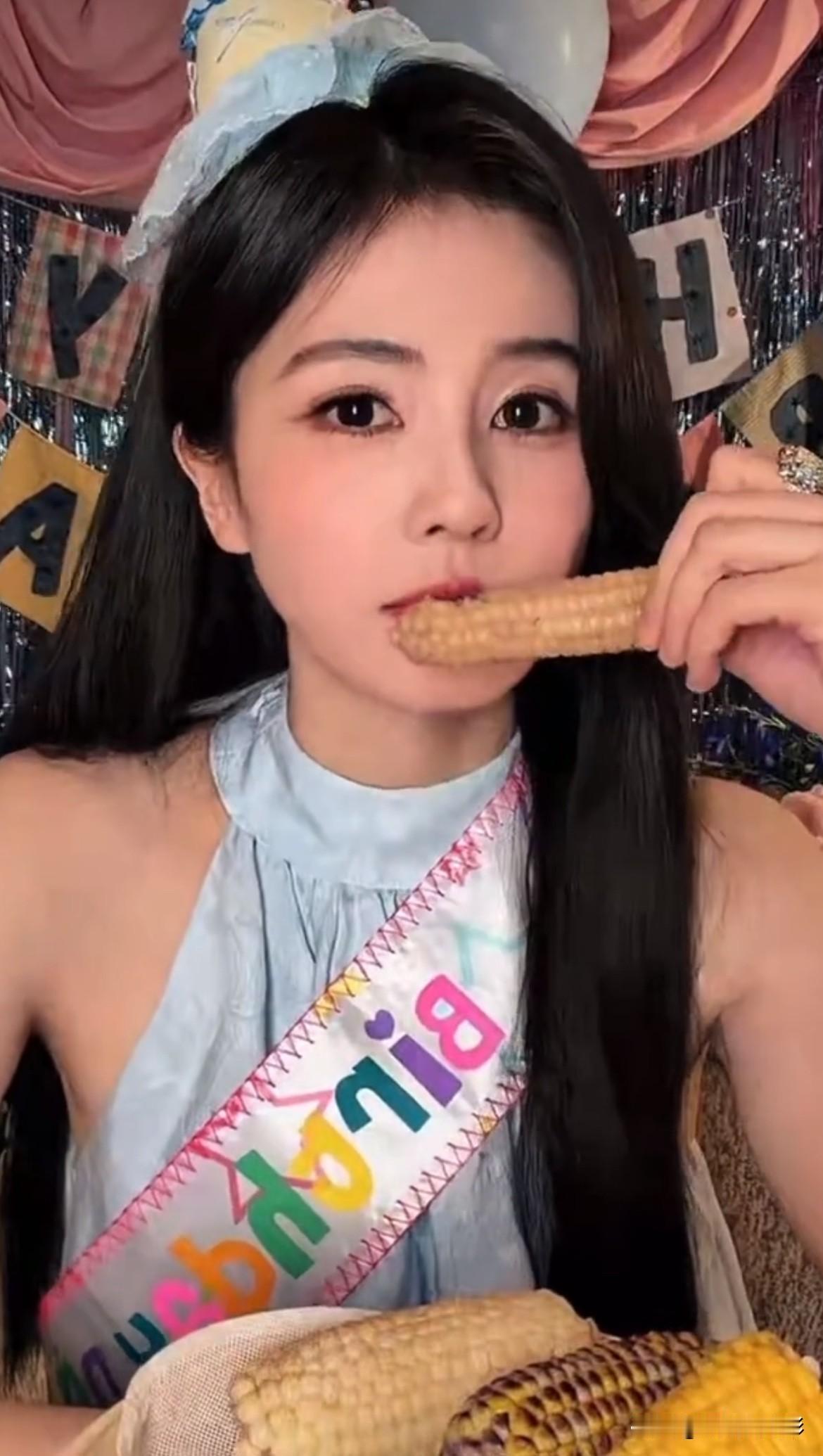 白鹿生日会直播被审判了，点开白鹿直播实在让人无语，她称晚上还要吃饭，月饼每种只咬