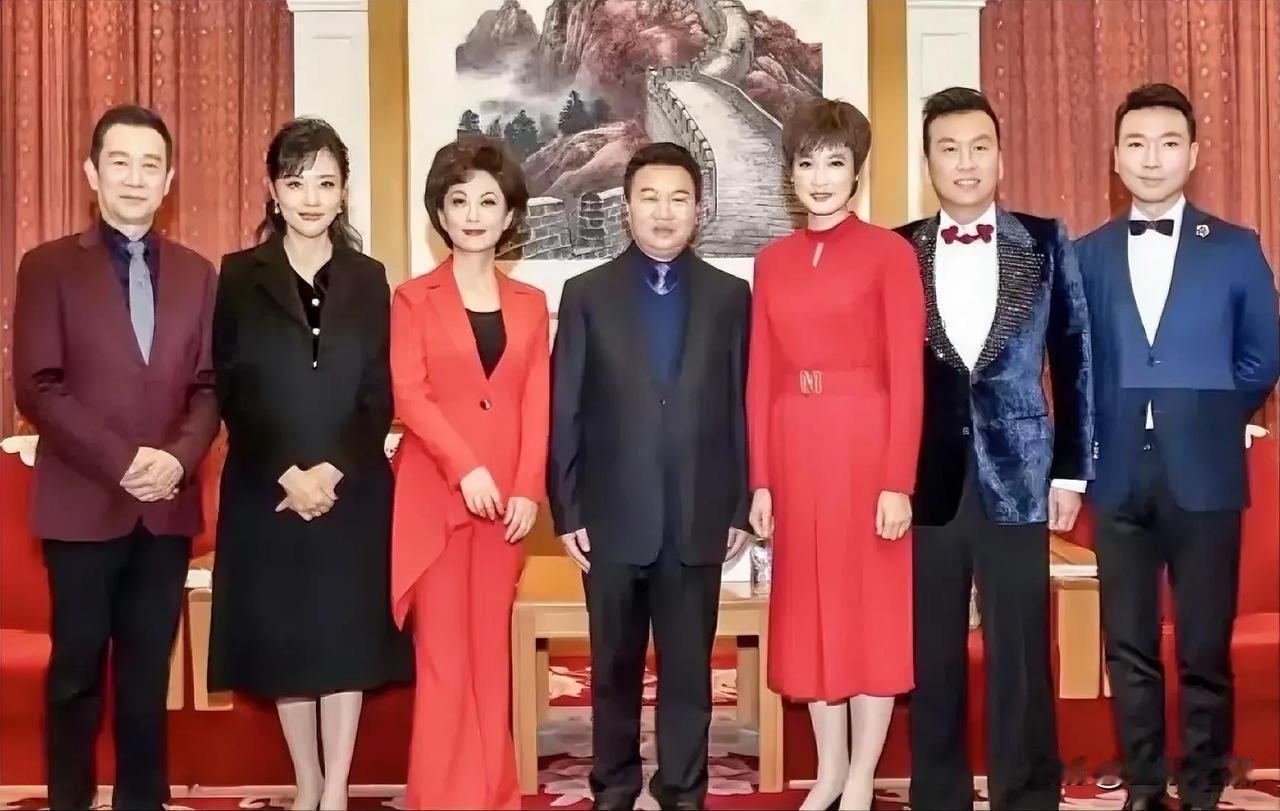 中间站C位的是哪一位主持人认出了吗？康辉，海霞，周涛算得上是央视出了名的优秀主持