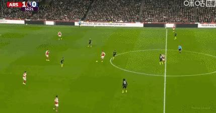 曼联火速扳平！1-1B费和姆伯莫共同逼抢，共同制造了苏维门迪的失误。压迫是一个经