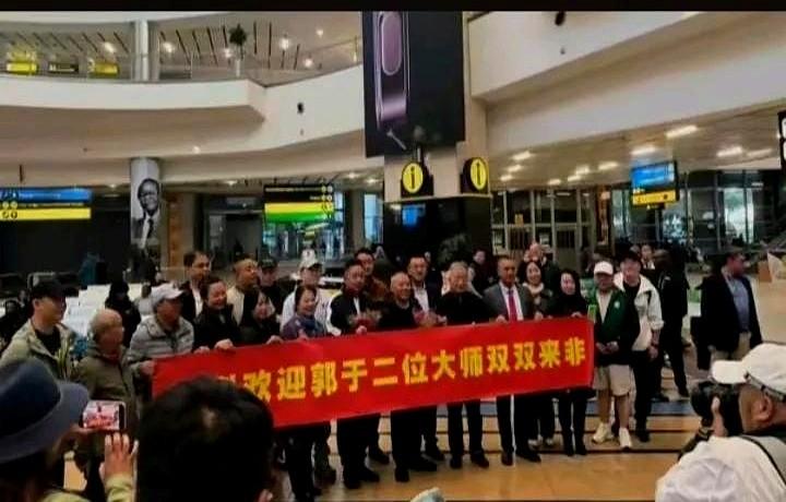 郭德纲又世界巡演了。
网友发视频，郭德纲已经抵达南非，开启非洲巡演。

年过半百