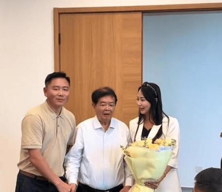 曹德旺脸上有光！儿子坐马斯克旁，女儿是全球最大绿色巨轮"教母"


真正的豪门从