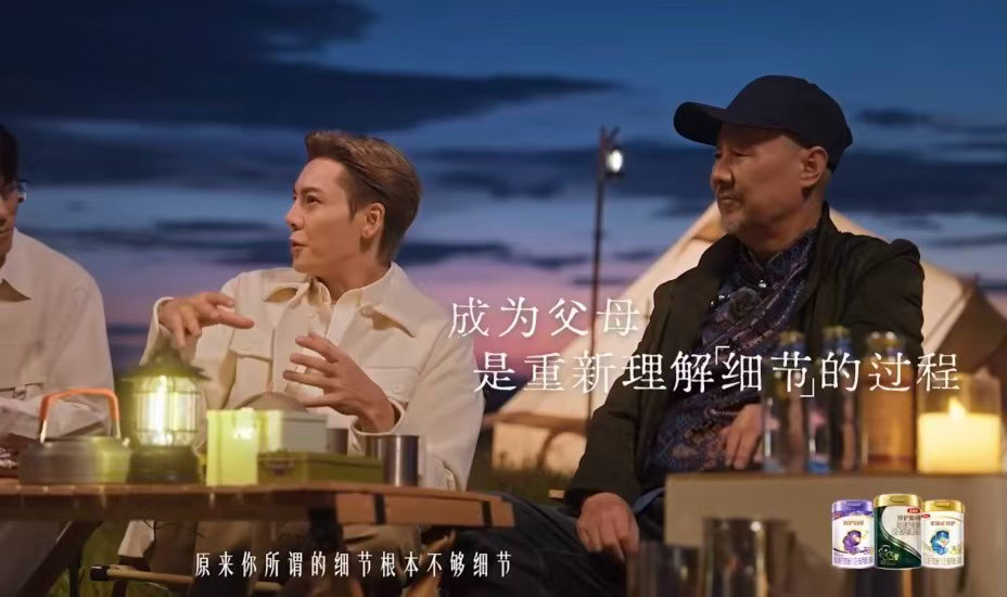 陈伟霆变身孩子王抱娃姿势好熟练，摇奶搓瓶一气呵成，这手法怕是偷偷练过很久。 