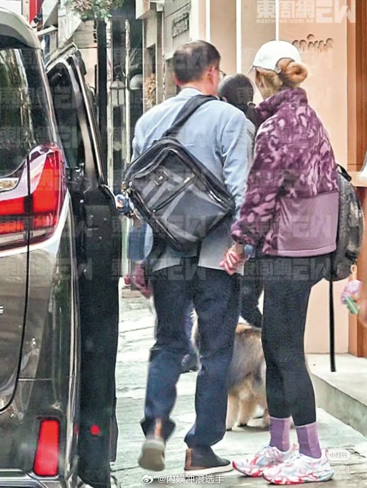 许晋亨餐厅为李嘉欣排队等位李嘉欣许晋亨牵手约会 李嘉欣还是那么美 