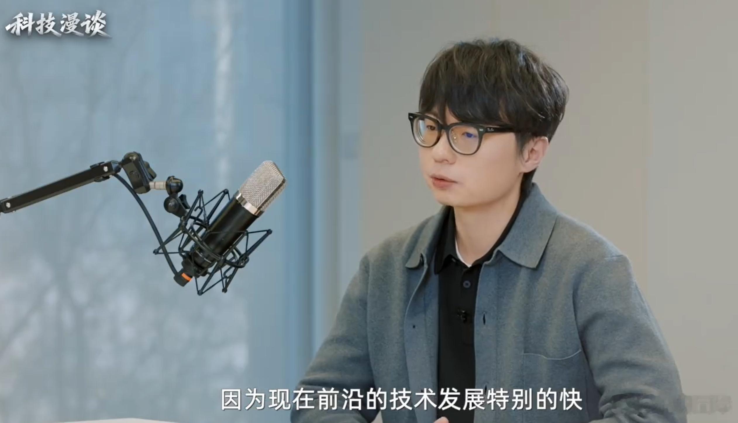 车是最先落地的具身智能 把现在具备智能驾驶能力的汽车去掉轮子，换成手脚站起来，它