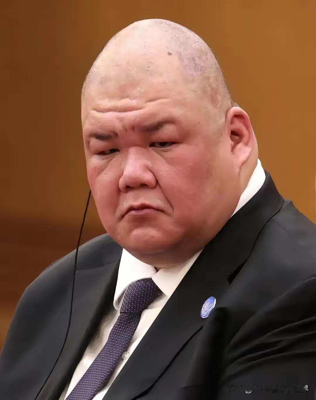 你知道他是谁吗？他是史蒂文.张，中文名叫张振熙，是特朗普总统助理兼通讯主管，实际