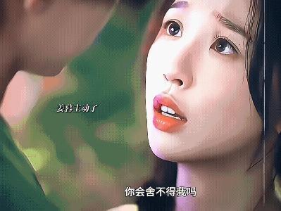 《双轨》名场面 ，这个昏头吻真的把暧昧拉扯感拍到极致了！
两人眼神拉丝到不行，靠