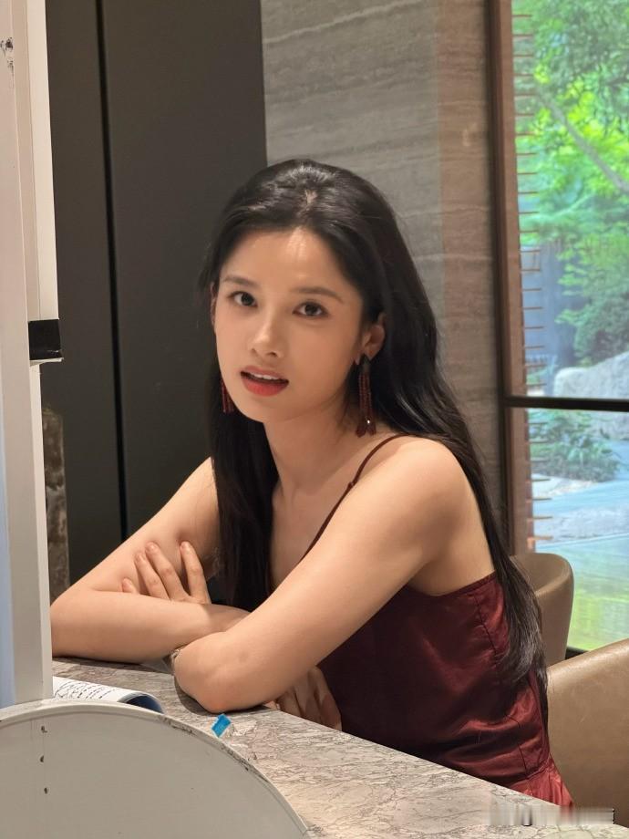 ❤️张婧仪六一儿童节的片场碎片加载完毕！上一秒还在和豆儿比耶贴贴，下一秒就捧着美