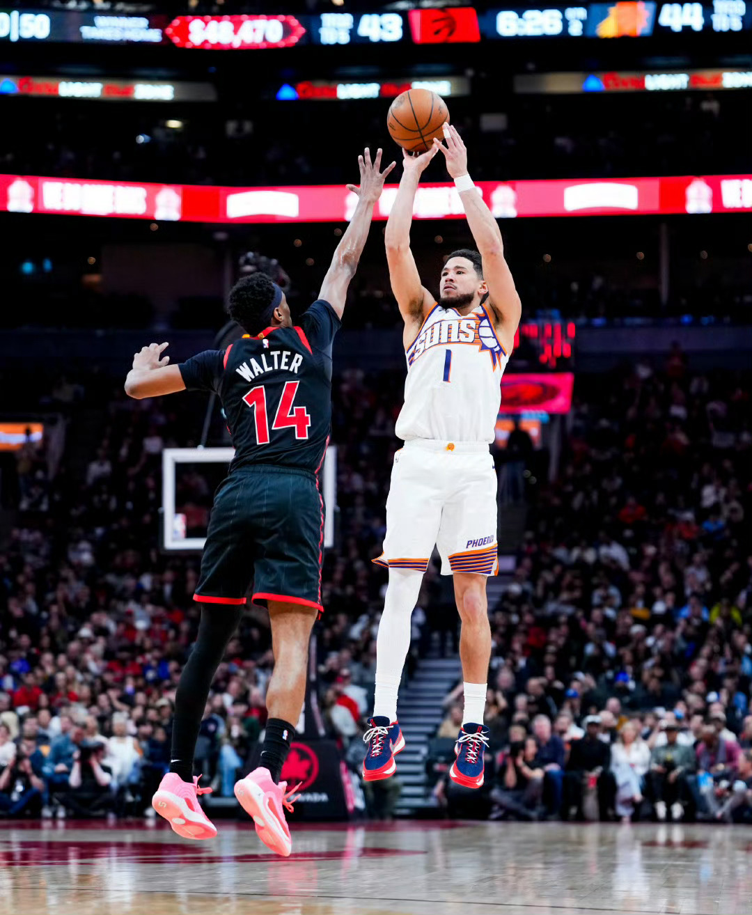 末节布克一通瞎打，让猛龙抓住机会完成了翻盘本场比赛太阳各主要轮换球员评级如下↓夯