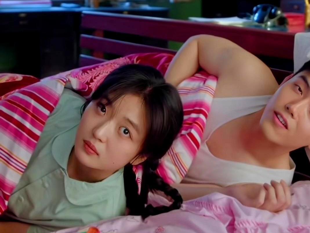 半夜跳窗，抱着被子睡进领导办公室，就为了一套房。
 
第二天许红旗推门进来，当场