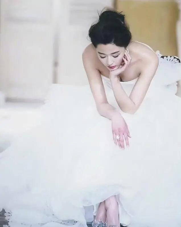 全智贤以前的婚纱照好美 ​​​