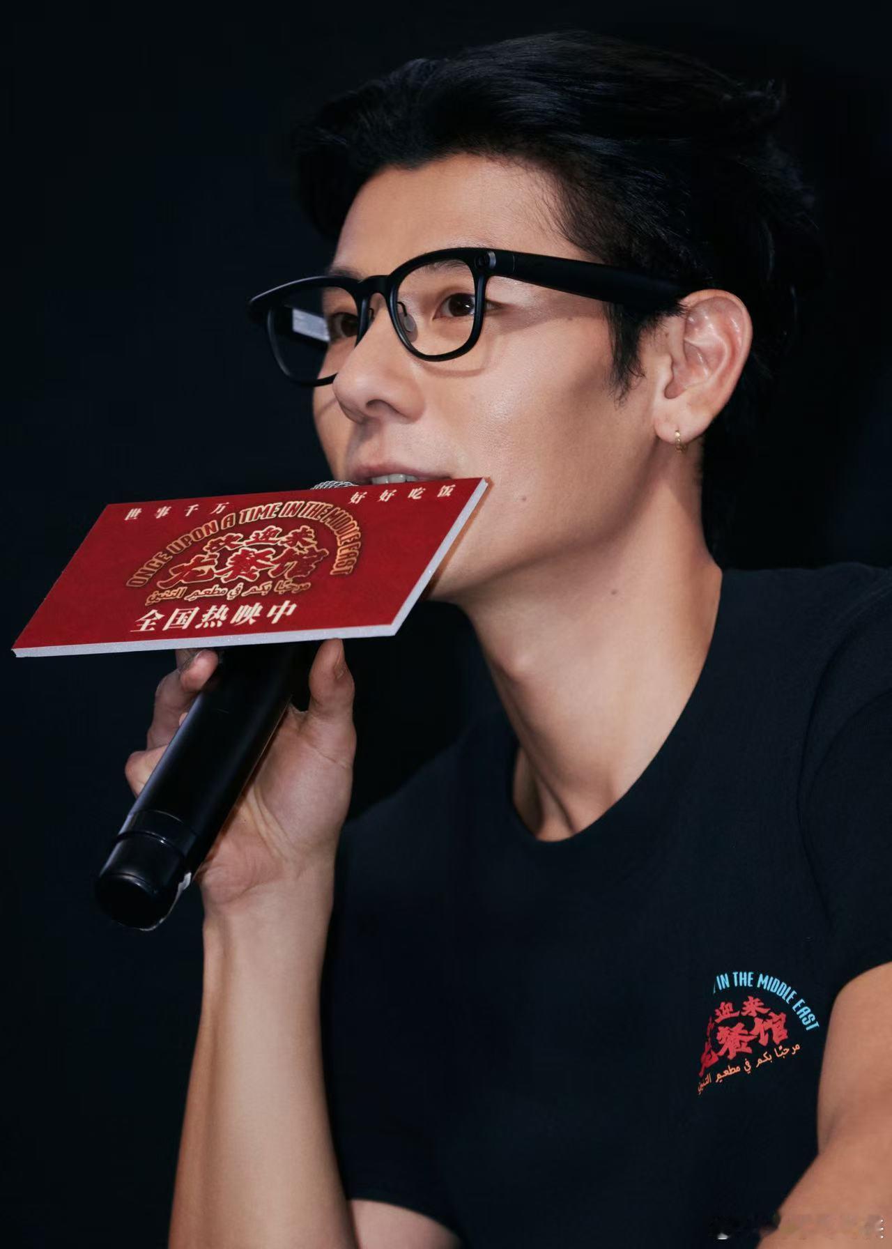 蒋奇明语言系统乱了蒋奇明南普说着说着变普通了 蒋奇明南宁路演这段真的太有梗，回到