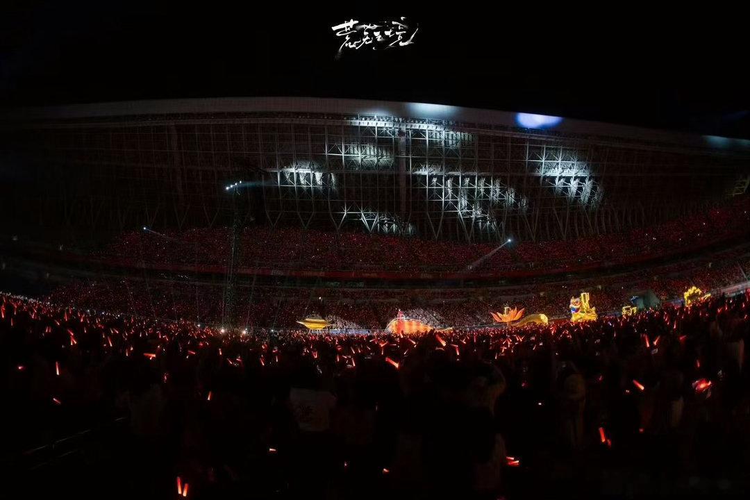 陈楚生济南开唱4万多位老师在现场 第一次来济南开唱就用对的方式跟观众打了招呼，四