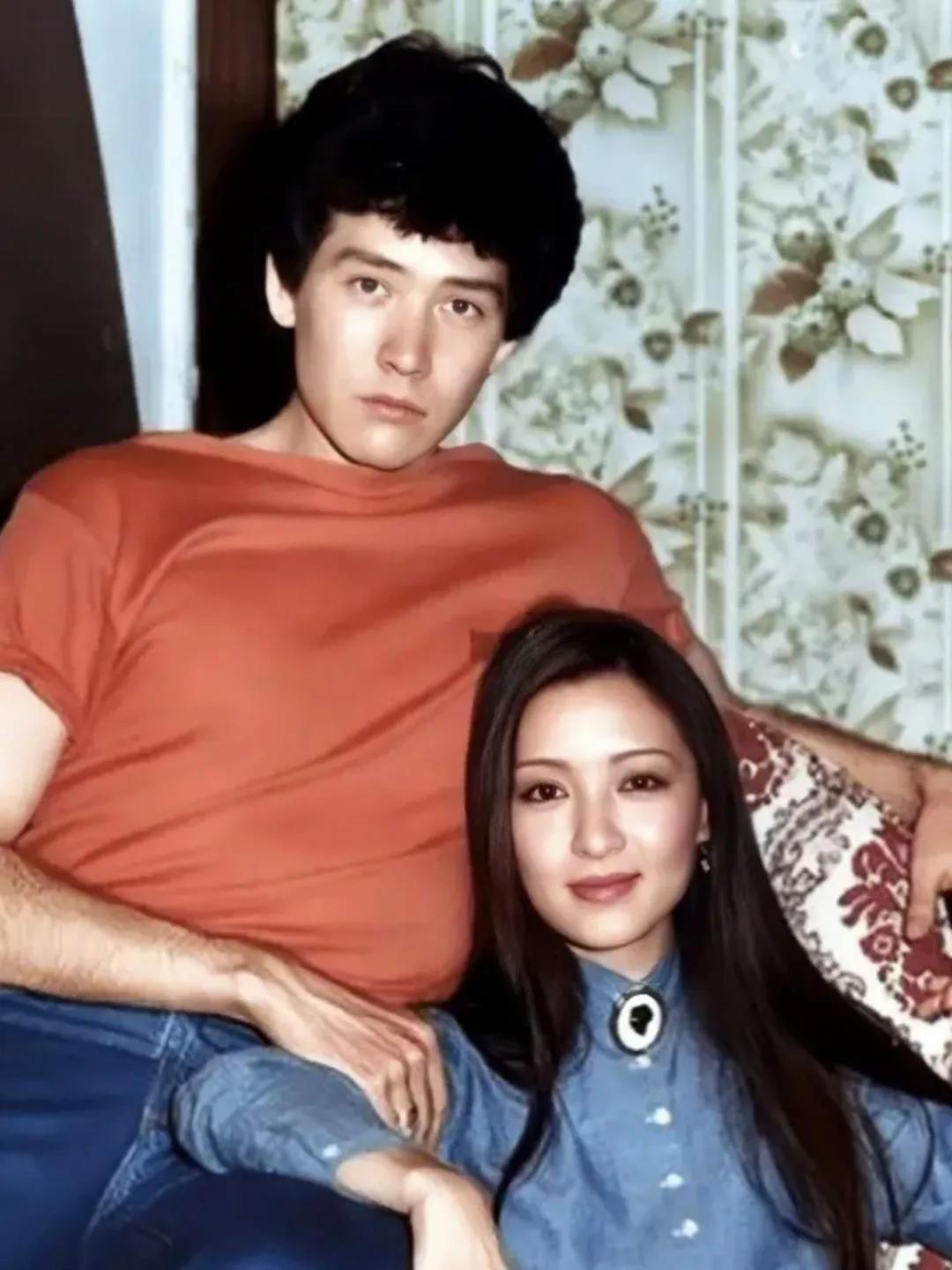 29岁的费翔和36岁的胡因梦，这是1989年两人的合照，一个是阳光大帅哥，一个是