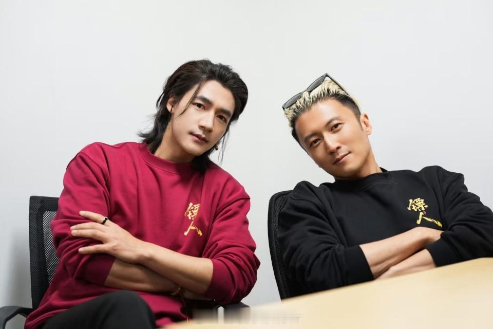 就喜欢他这种——去别人场子玩但也不抢风头的状态。帽子往头上一扣，安安静静当观众，