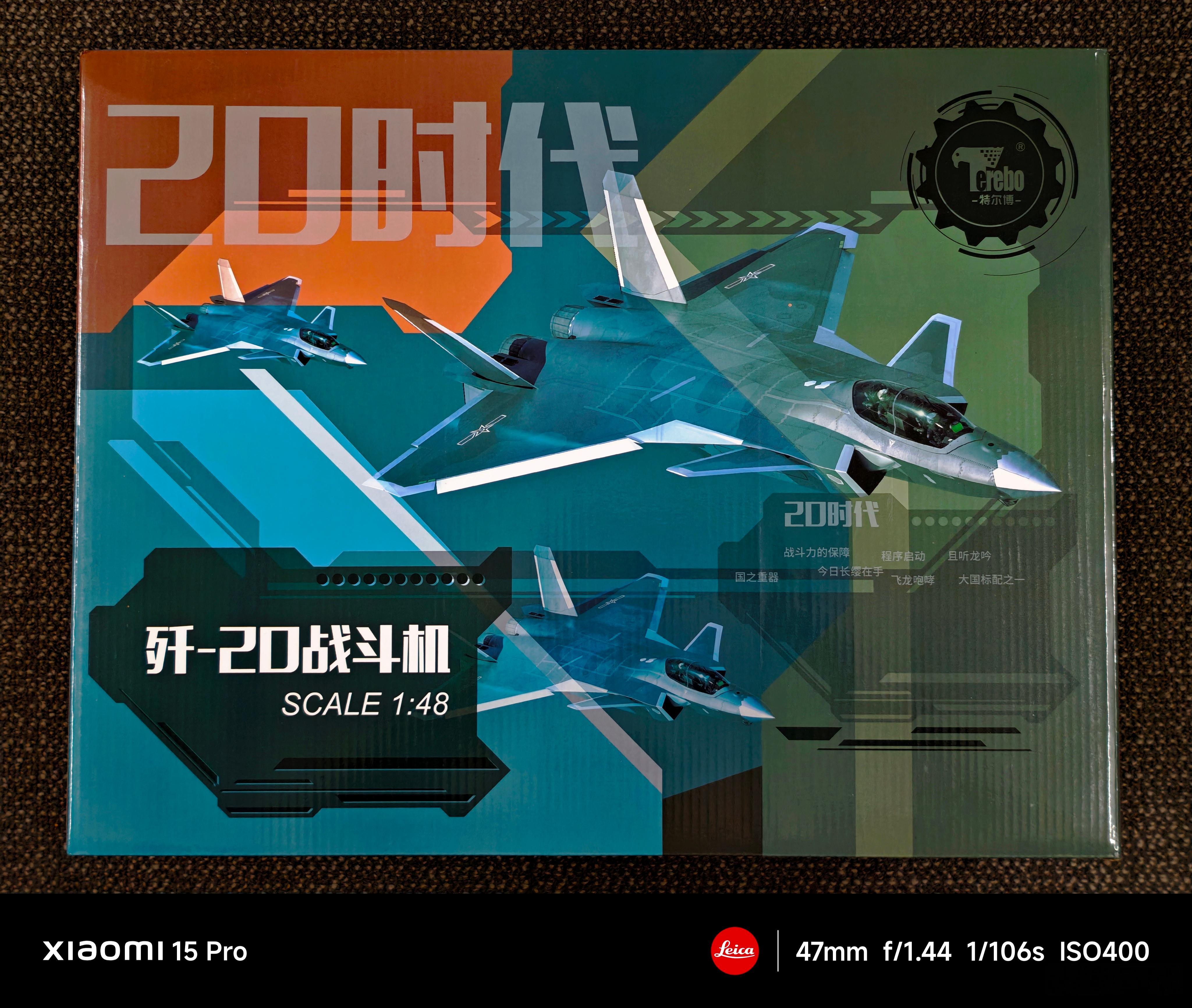 虽然没去航展，同事也给我带来了福利。我家里除了1:18的五色全小米SU7的车模，