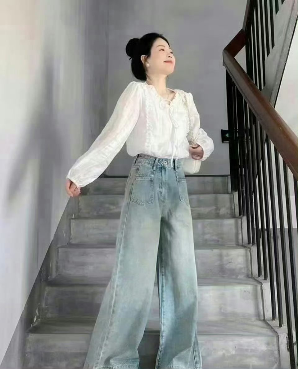 兴趣创作计划时尚篇秋天的第一件“万能搭”！浅蓝阔腿裤+V领木耳边打底美到犯规✨ 
