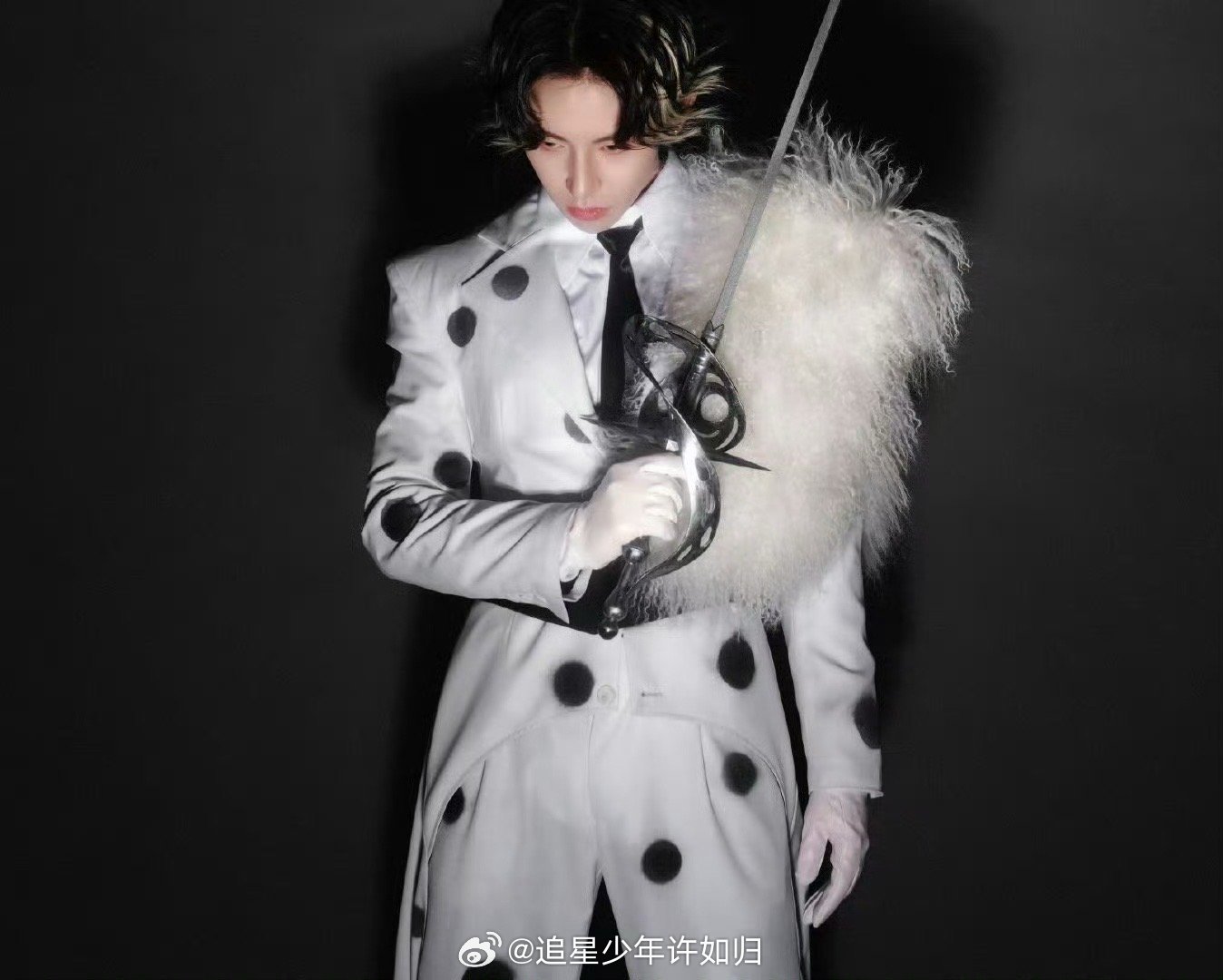 这还是我认识的小鬼吗 斑点装+斑点帽，看似跳跃的元素被他驾驭出了独特的潮流感。没