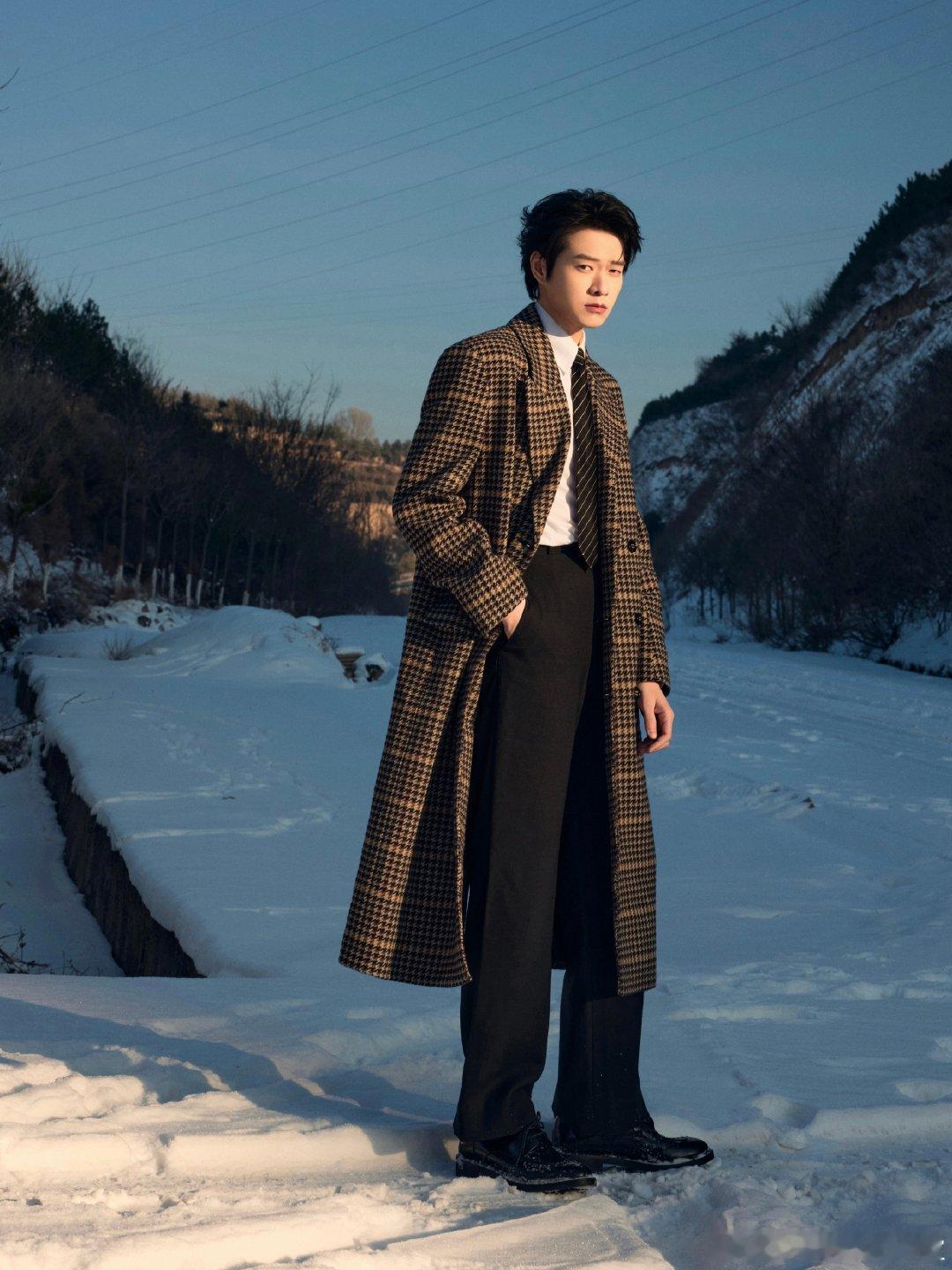 魏大勋你睁开眼我不信你两眼空空魏大勋走到哪都是团宠，被一群人围着的样子，又好笑又