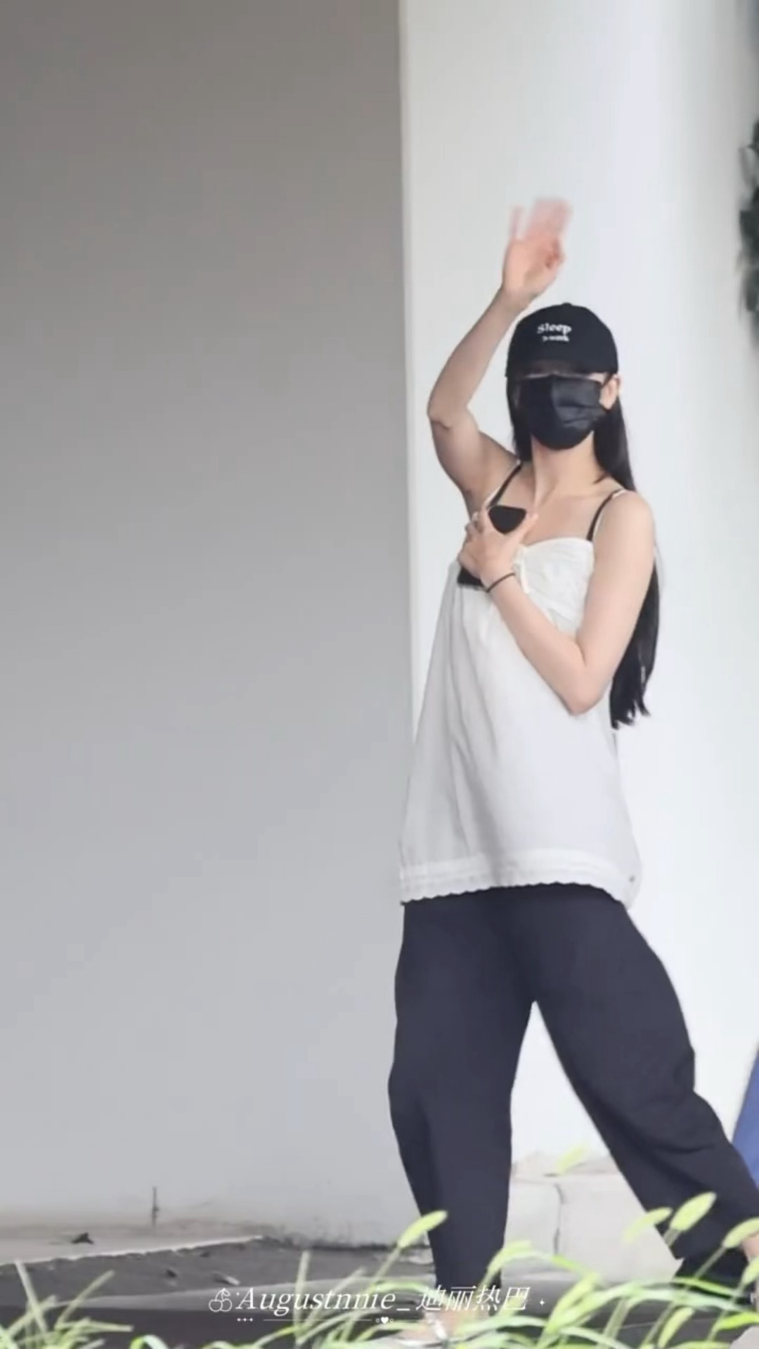 私服清清爽爽的小热巴[抱一抱][抱一抱]迪丽热巴白吊带弯刀裤look ​​​