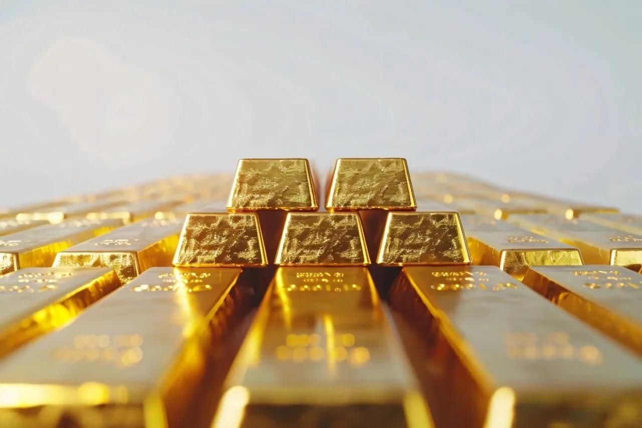 2015年：黄金均价235.6，年末收222.86
​2016年：黄金均价267