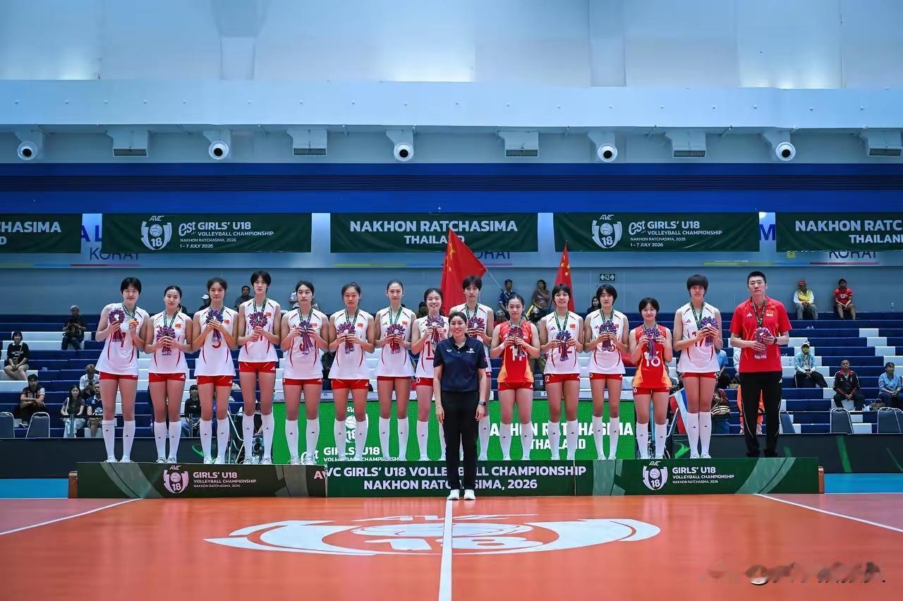 【吐槽一下“颁奖环节”】
昨晚（7月7日），U18 女排亚锦赛在泰国呵叻落幕。中