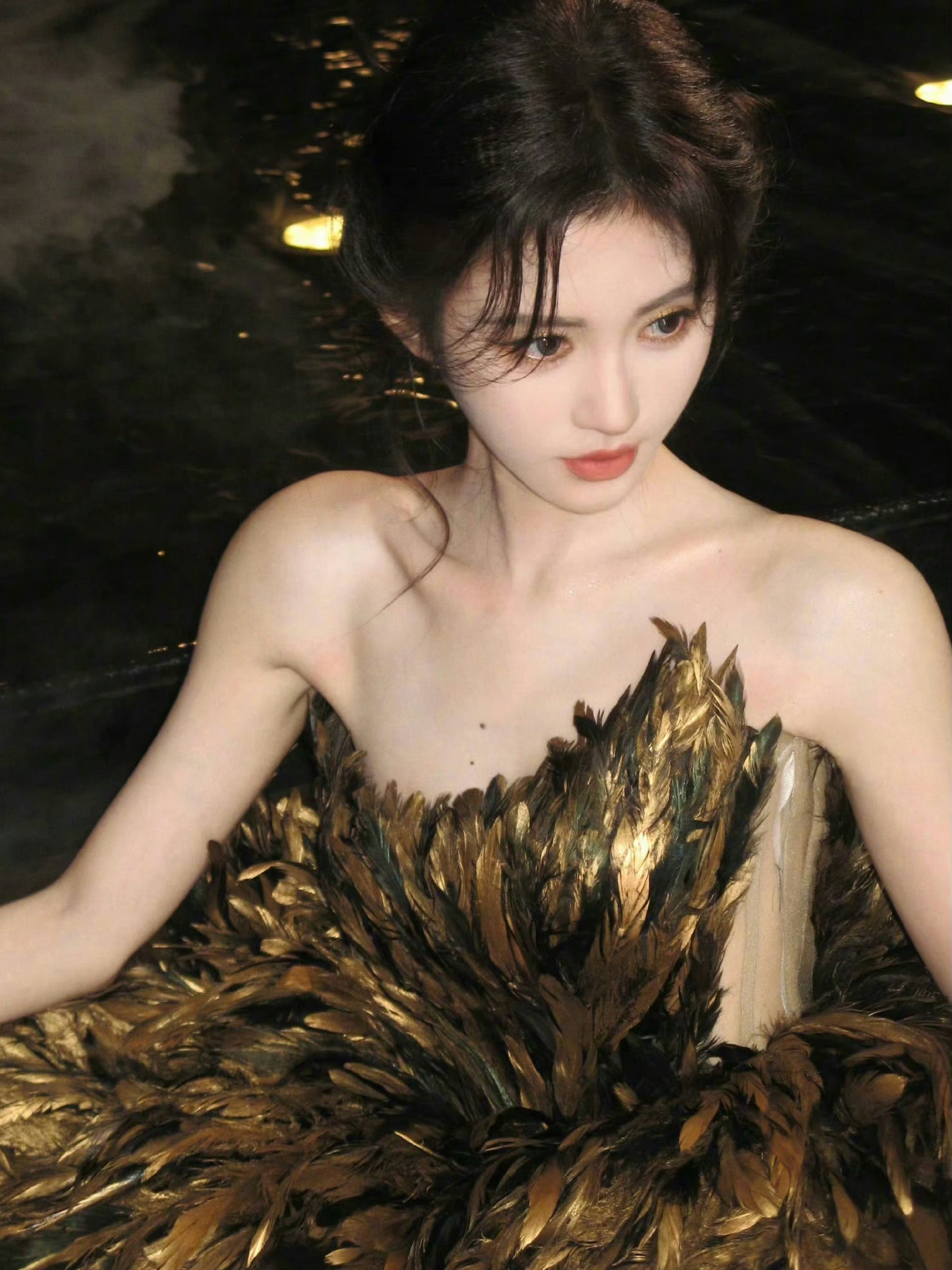 #鞠婧祎说来苏州上班了# 这组为什么有人说认不出了啊？这出众的五官，顶多就是再叠