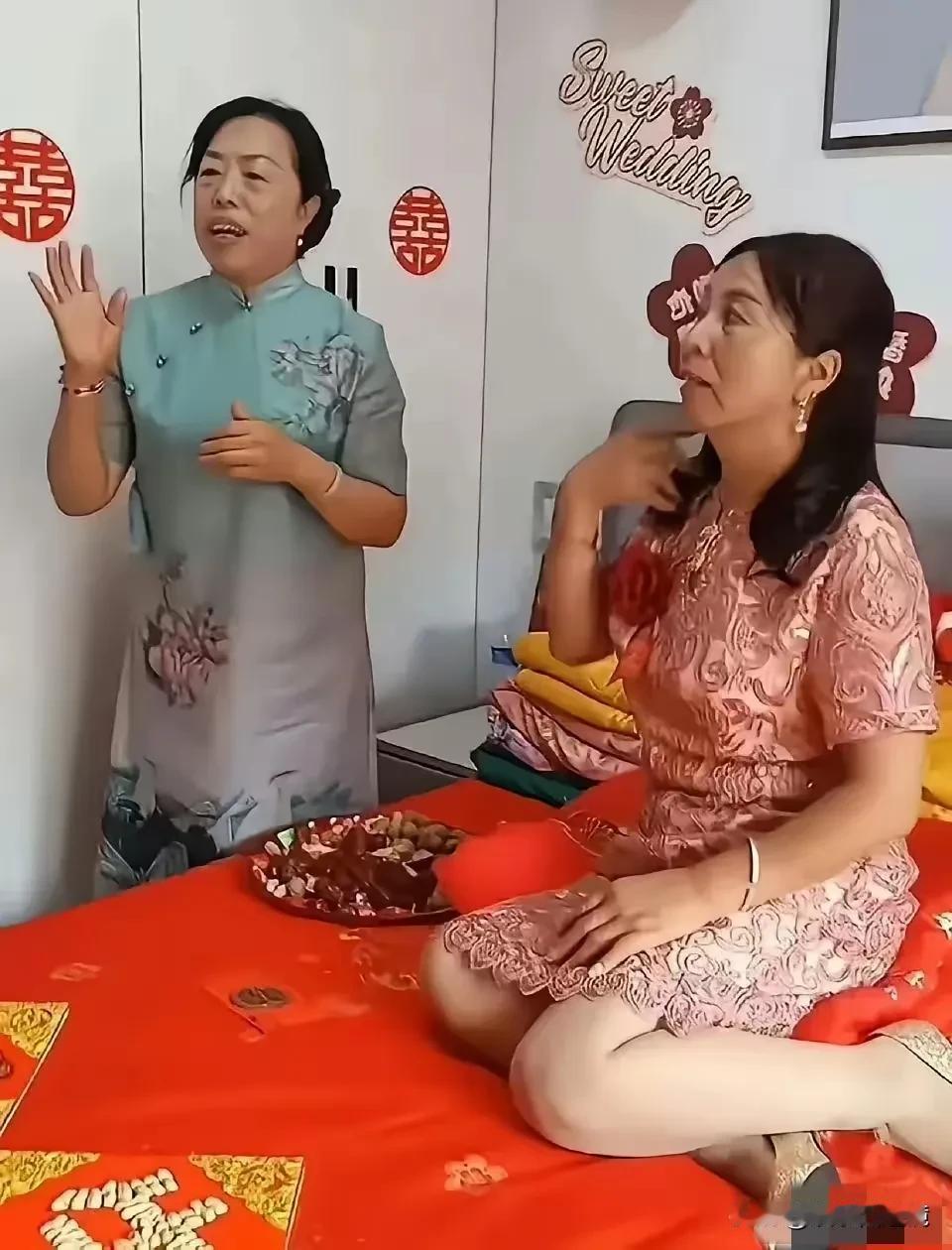 照片中新房这一幕，看起来真让人揪心，新娘子这么老了，就算摆出早生贵子的吉祥图案，