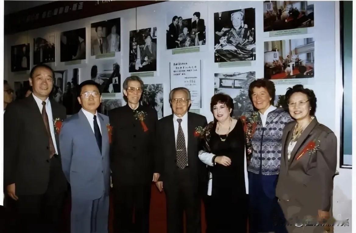 上世纪八十年代初，陕西省副省长李连璧同志（左三）等陪同外交部长黄华（左四）与夫人