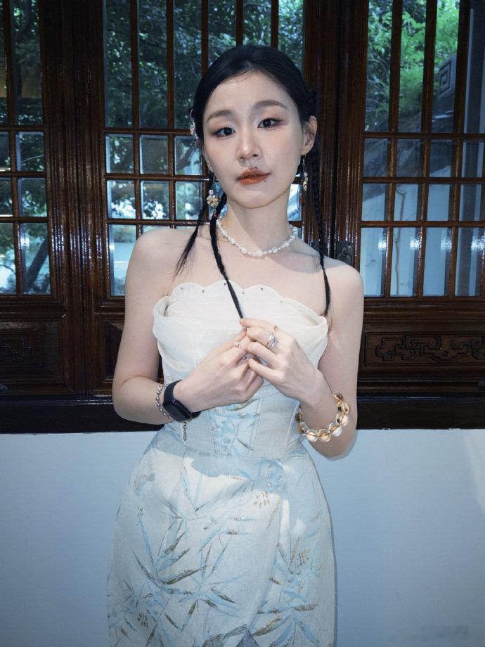 金靖金婧瘦出马甲线 网友偶遇拍下金靖，身形纤细还练出马甲线，颜值气质焕然一新，真