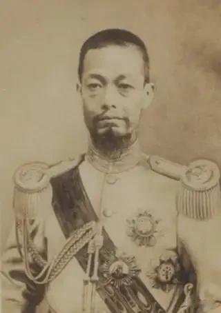 1927年6月，吴佩孚在逃往四川途中，遭遇土匪袭击，秘书长张启煌被打死。吴佩孚抱
