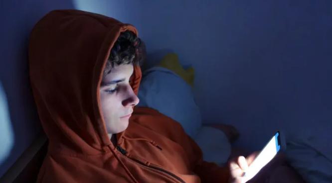 根据澳大利亚禁止16岁以下的人使用社交平台的法律，数十万澳大利亚16岁以下的青少