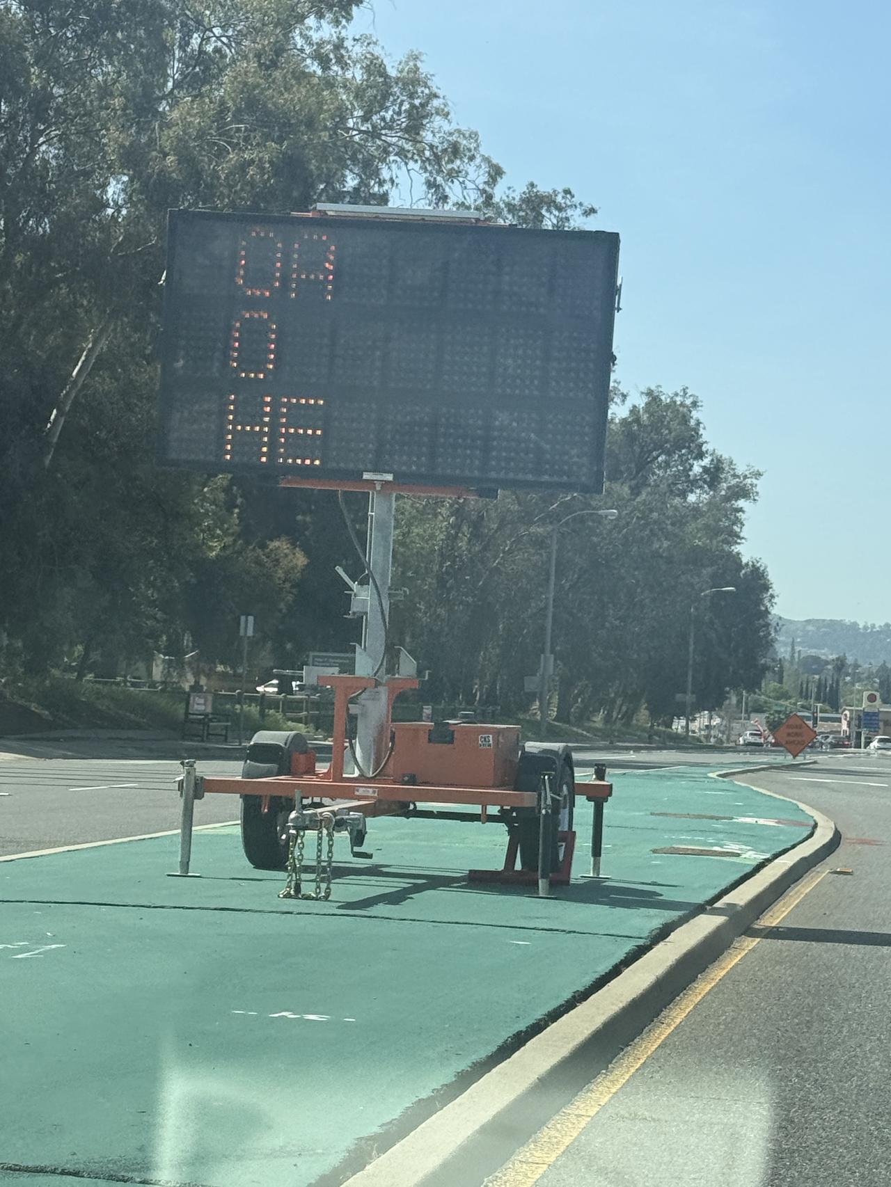 美国最忙的是两个部门：军队和修路工程公司，洛杉矶华人区有一条马路叫Colima，