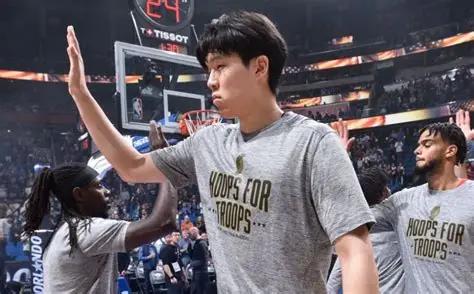 同一天，NBA（美国职业篮球联赛）的几条消息，指向三种截然不同的处境。

先说杨