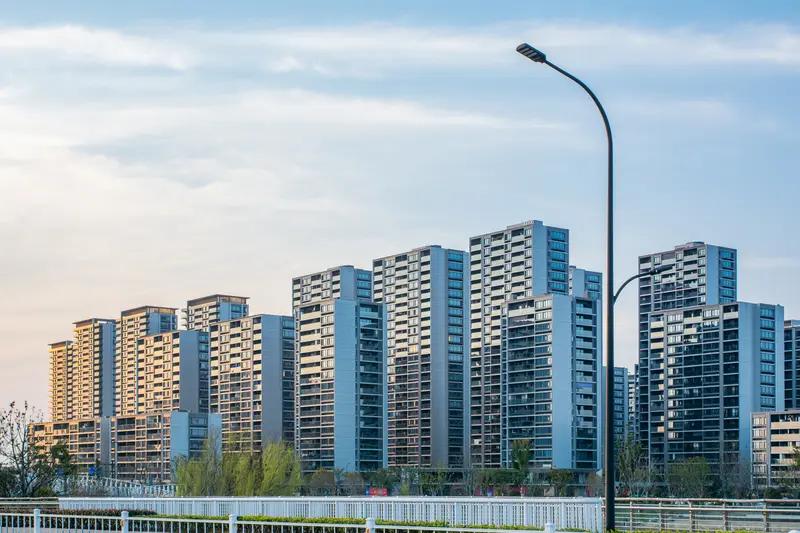 上海新江湾城的融信世纪江湾最近火了，二手平台上挂着5套93平米的房子，总价都是1