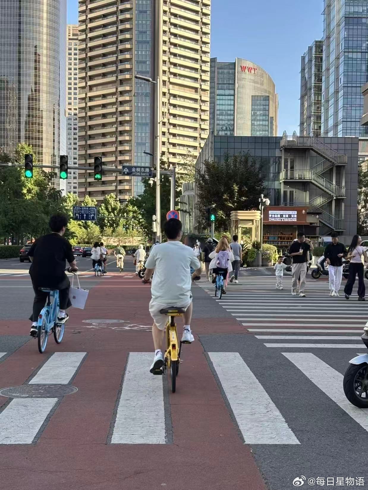 马龙踩小黄车看周杰伦演唱会 六边形战士私下超随性，骑小黄车打卡周杰伦鸟巢巡演，迷